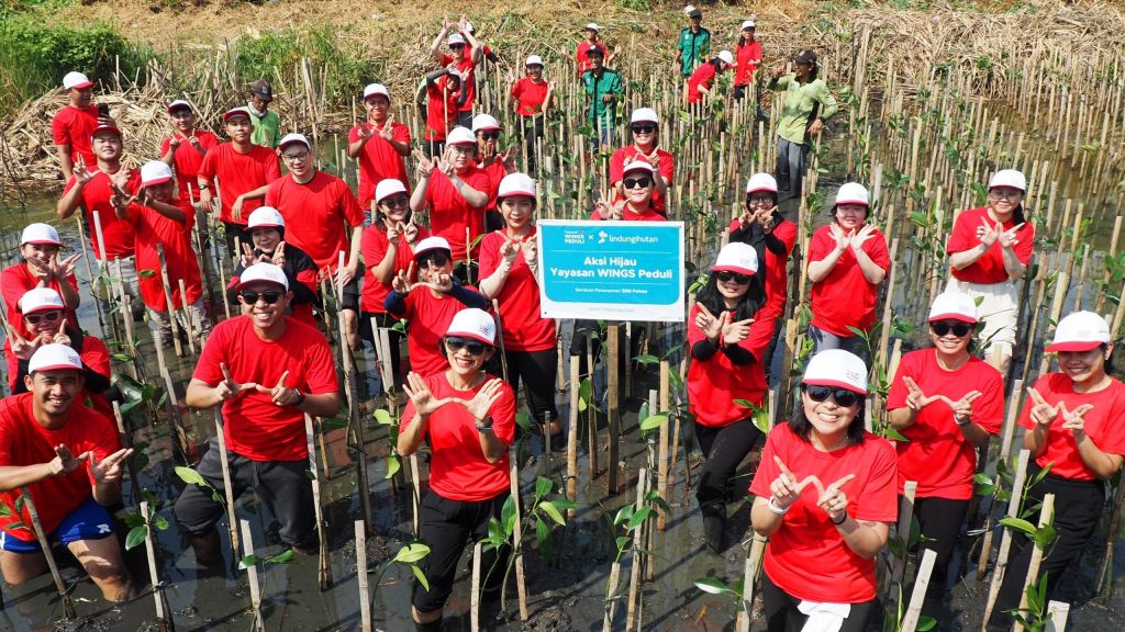 Ajak Karyawan Lestarikan Alam Yayasan Wings Peduli Tanam Pohon