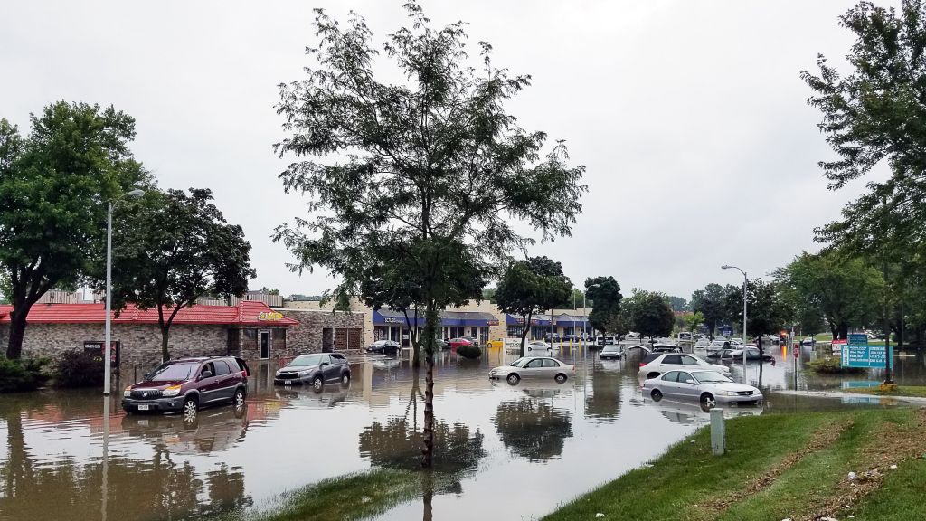 Waspada Hanyut! Ikuti Langkah Ini Biar Mobilmu Aman Saat Banjir