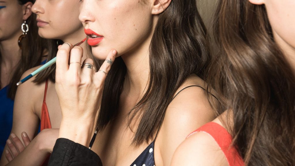 5 Trik Mengaplikasikan Lipstik Sesuai Bentuk Bibir