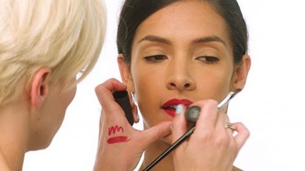 Dear Wanita! Ini Cara Biar Make up Enggak Mudah Luntur Karena Keringat
