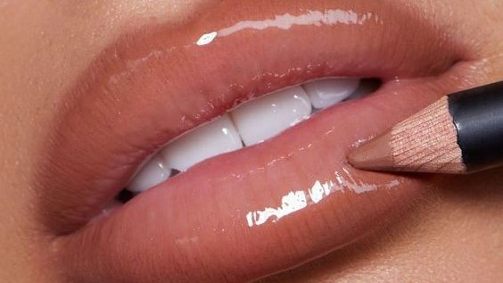 Beauty, Ternyata Ini Alasan Kenapa Lipstik Cepat Luntur dan Nggak Nempel di Bibir
