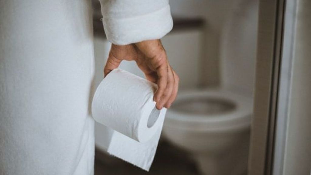 Kamu Suka Pakai Tisu Toilet Usai Pipis? Amankah untuk Kesehatan Miss V?