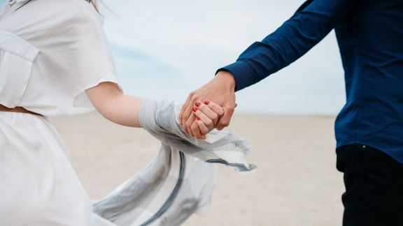 Hubungan Asmara Makin Sehat, Ini 3 Pertanyaan yang Bikin Pasangan Lengket dan Jatuh Cinta! Mau Coba Gak Moms?