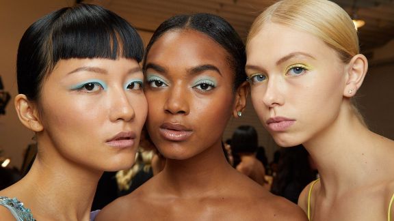 Pastel Eye Shadow hingga Jepit Rambut Mutiara Jadi Tren Kecantikan 2020