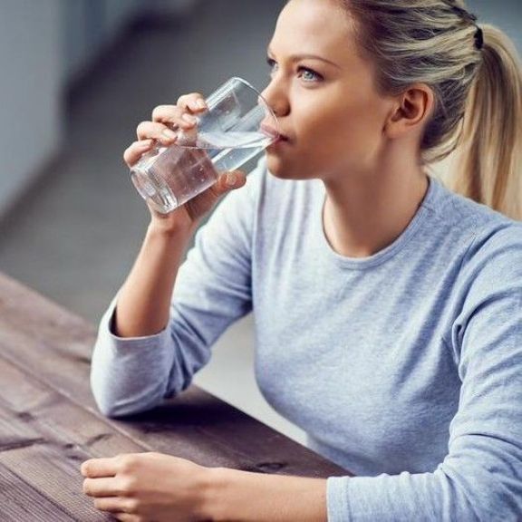 Waktu Tepat Minum Air, Sebelum atau Sesudah Makan? Cuss Simak Penjelasannya Biar Gak Keliru!