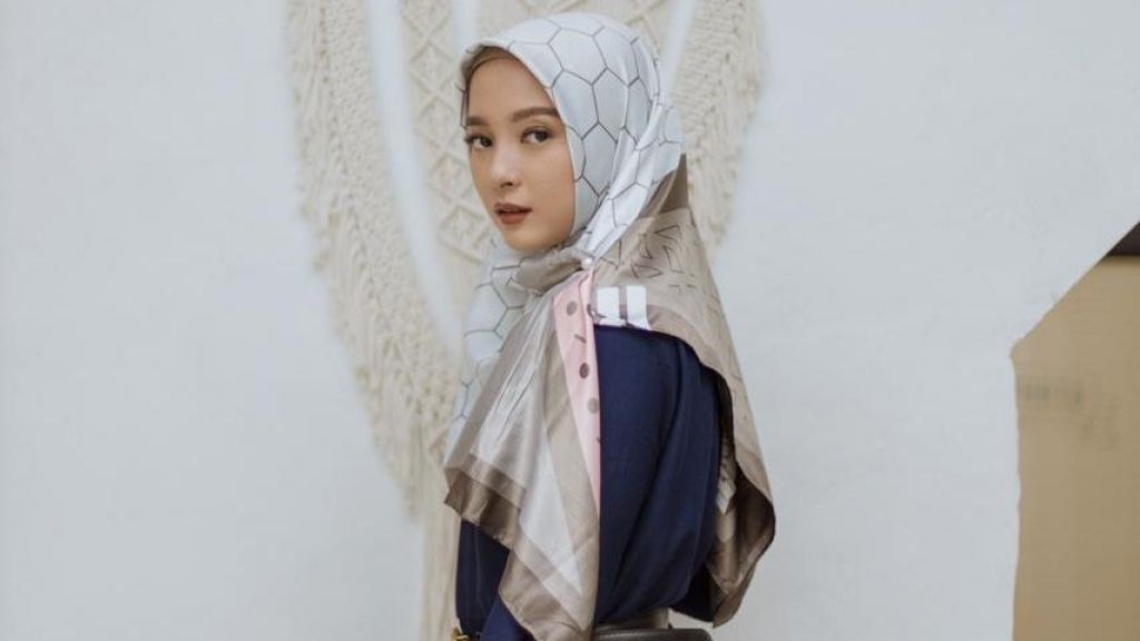 Mantap Kenakan Hijab, Cerelia Raissa Bicara Soal Fesyen Muslim di Indonesia