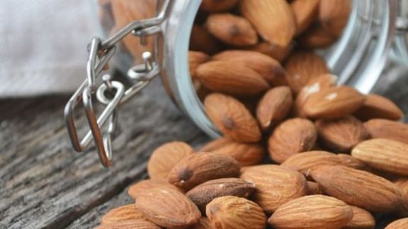 Catat Moms! Ini 3 Alasan Ibu Hamil Wajib Konsumsi Kacang Almond, Tokcer Banget Manfaatnya!