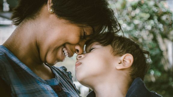 3 Bentuk Kasih Sayang Orangtua yang Dibutuhkan Anak, Sudah Tahu Moms?