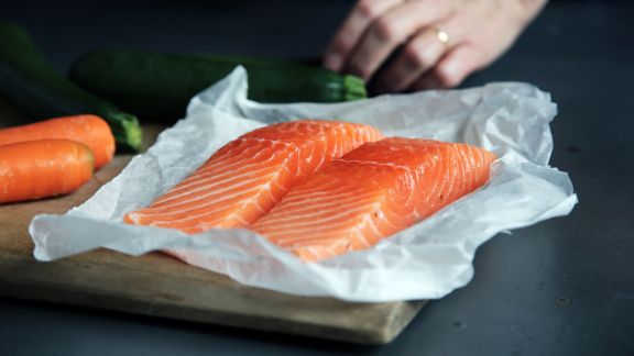 Meski Penuh Gizi, Ikan Salmon Mentah Berisiko Sebabkan Infeksi Bakteri dan Parasit, Begini Cara Makannya yang Benar Moms!