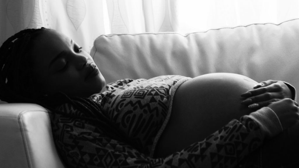 Miring vs Telentang, Mana Posisi Tidur yang Paling Baik untuk Ibu Hamil?