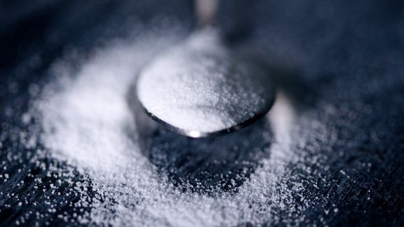 2 Cara Simpel Bikin Scrub dari Gula, Dijamin Deh Semua Sel Kulit Mati Terangkat