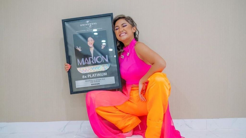 Selamat! Marion Jola Raih 8x Platinum dari Universal Music Indonesia