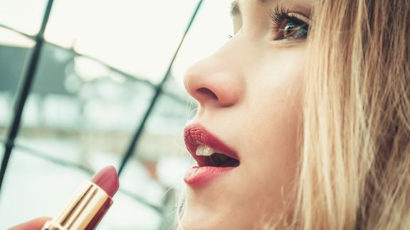 Jarang yang Tahu! Kebiasaan Pakai Lipstick Ternyata Bisa Picu 5 Masalah 5 Kesehatan Ini