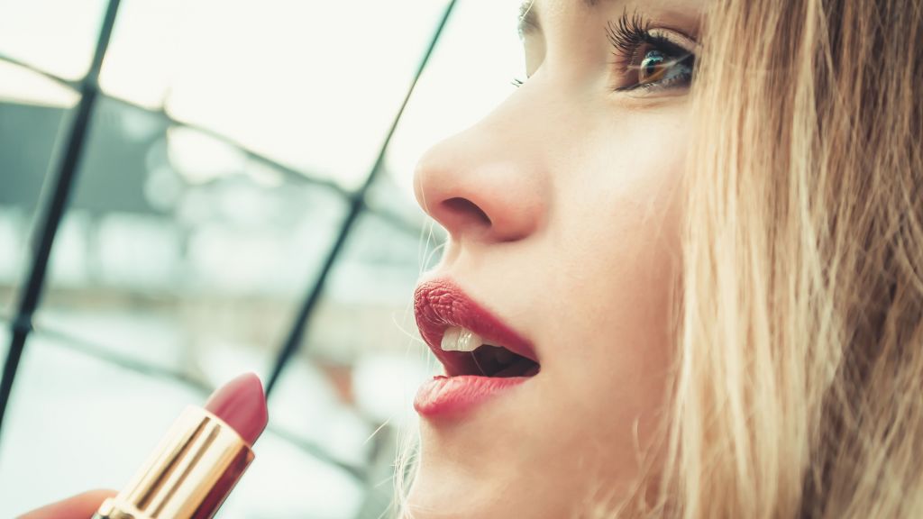 Beauty, Begini Tips Pakai Lipstik Merah Tanpa Bikin Kamu Terlihat Lebih Tua dan Menor