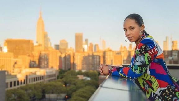 Potret Host Grammy Award, Alicia Keys Tanpa Make Up
