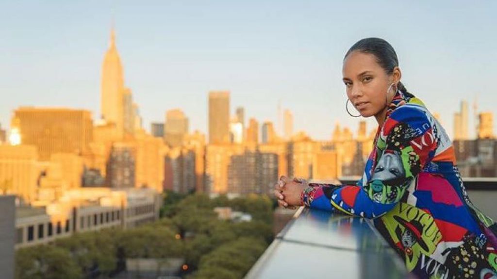 Potret Host Grammy Award, Alicia Keys Tanpa Make Up