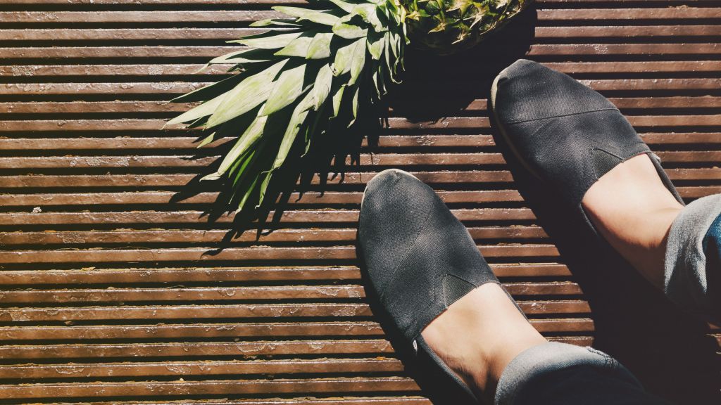 Sebuah Penelitian Menunjukkan Efek Negatif Mengenakan Sepatu di Dalam Rumah