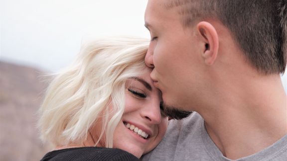 Terkuak! Ini 6 Hal yang Pria Inginkan dari Wanita Ketika Berciuman, Coba Lakukan Deh Moms