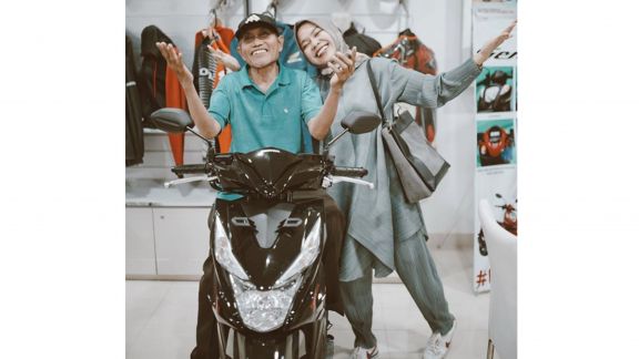 Sukses Raup Donasi Ratusan Juta, Elsya Sandria Belikan Sopir Ojol Motor