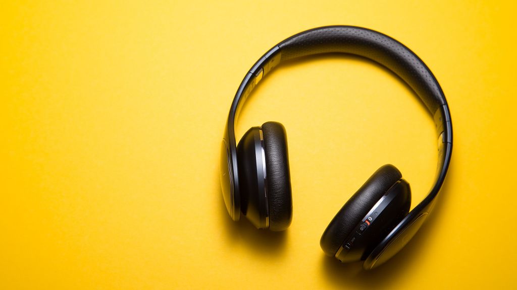 Apakah Headphone Bisa Menyebabkan Gangguan Pendengaran? Begini Jawabannya, Hati-hati Moms