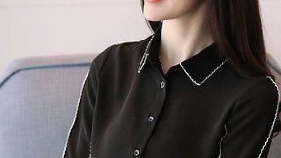 Gak Cuma dengan Celana Bahan, Beauty Bisa Padukan Kemeja Putih dengan 3  Hal Ini