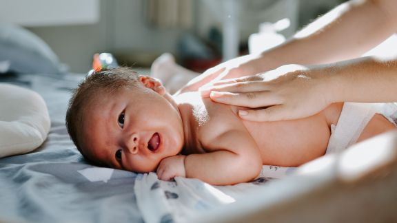 Baik untuk Pertumbuhan Bayi, Ini 5 Manfaat Dahsyat Pijat Bayi yang Perlu Diketahui Orangtua