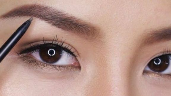 Beauty Muncul Jerawat pada Alis? Ini Dia Penyebabnya