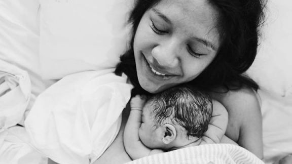 Haru! Cerita Acha Sinaga yang Berhasil Lahirkan Anak Secara Normal