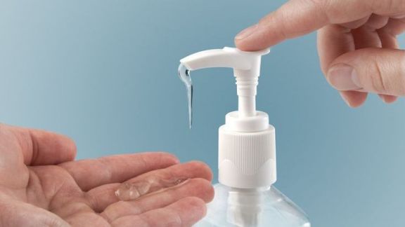 Benarkah Hand Sanitizer Berbahaya untuk Kesehatan Kulit? Yuk Intip Kata Dokter Biar Gak Salah Lagi Moms...