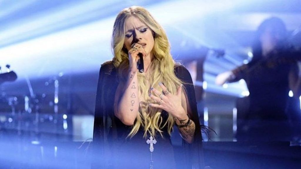 Batalkan Konser Akibat Virus Corona, Avril Lavigne: Sebal!