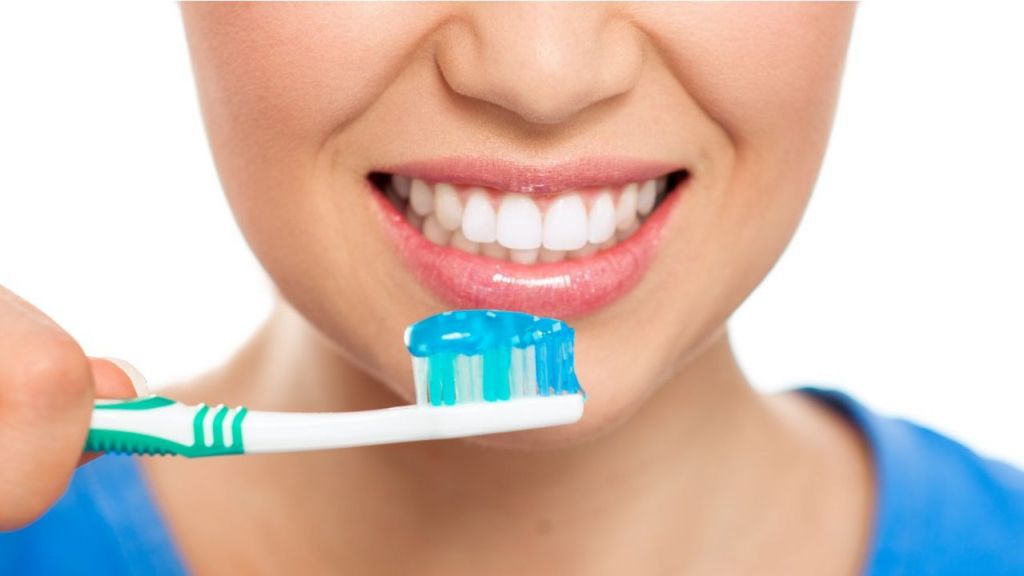 Waduh! Masih Banyak yang Gak Tahu, 4 Kebiasaan Ini Justru Bisa Merusak Gigi dan Picu Bau Mulut Moms, Nomor Tiga Sering Dilakukan Nih