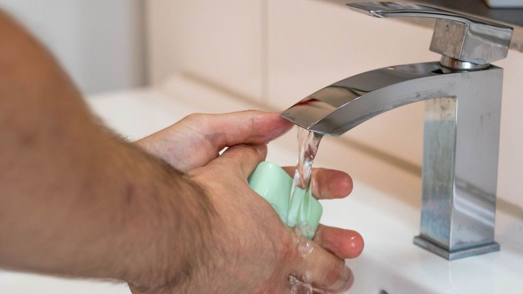 Sabun vs Hand Sanitizer, Lebih Efektif Mana untuk Bunuh Virus Corona?