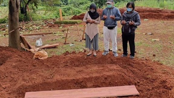 Pilu! Ibunya Wafat Akibat Terpapar Virus Corona, Sang Anak Sedih Tak Ada yang Datang ke Pemakaman