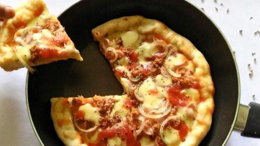Bikin Pizza di Atas Teflon Jadi Camilan 'Mahal' di Tengah Physical Distancing? OK Juga!