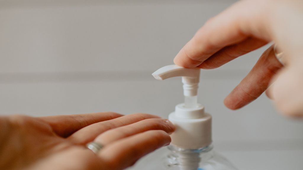 Hand Sanitizer Gel VS Cair, Mana yang Lebih Ampuh Tangkal Virus?