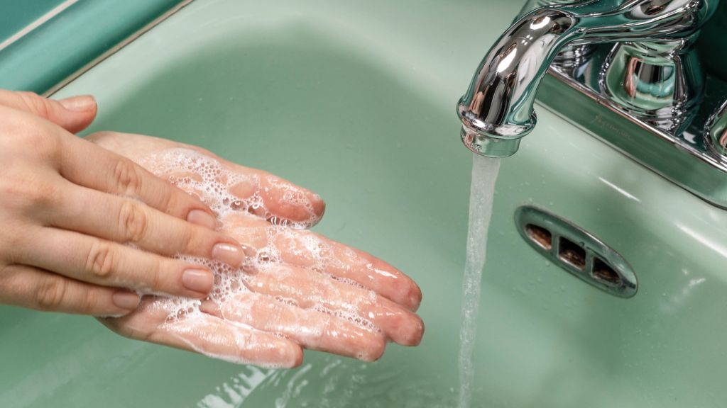 Cuci Tangan Pakai Sabun! Jubir COVID-19: Terbukti Secara Ilmiah Sabun Bisa Hancurkan Virus