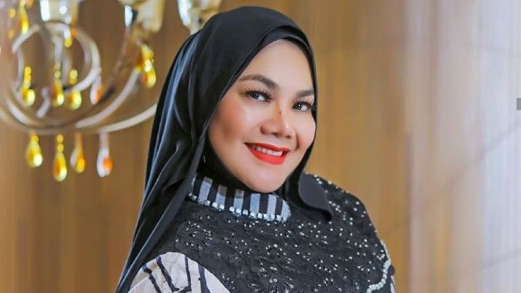 Tampil Sporty, Sarita Abdul Mukti Lepas Hijab?