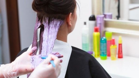 Pandemi Virus Corona Jadi Tak Bisa ke Salon? Ini Tips Warnai Rambut Sendiri di Rumah!