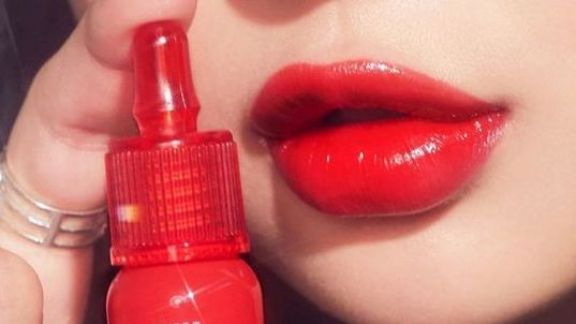 Awas, Terlalu Sering Menggunakan Lip Tint Akan Berakibat Buruk pada Bibir! Ini Dampaknya!