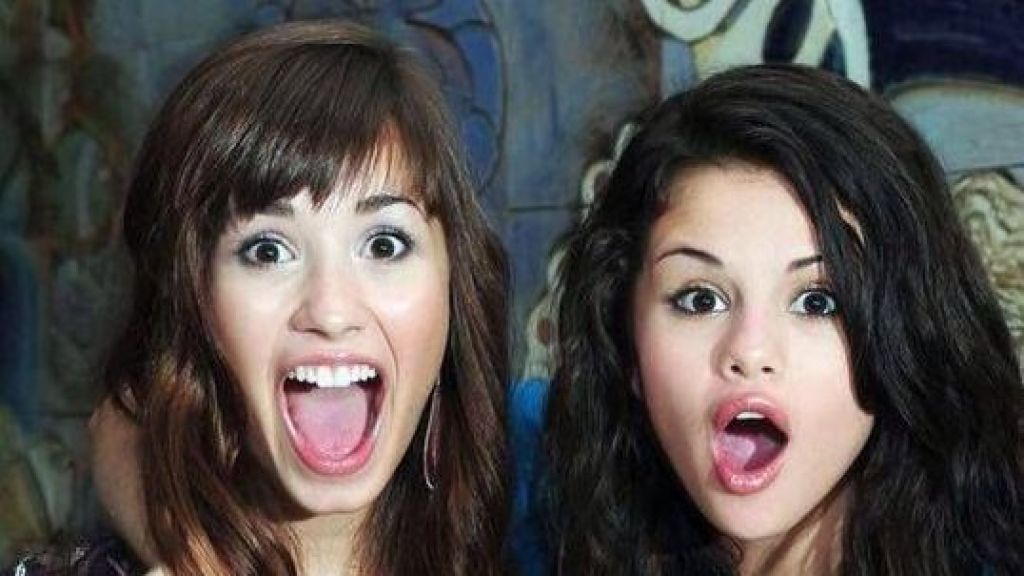 Sedih! Demi Lovato Enggak Lagi Berteman dengan Selena Gomez, Kenapa Ya?