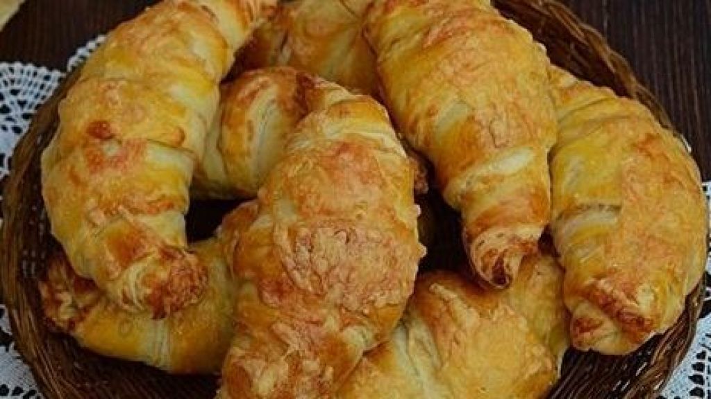 Cemal-Cemil Gurih dengan Croissant Singkong, Cocok untuk Temani Masa Karantina Mandiri! Begini Cara Buatnya