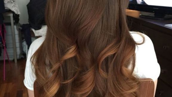 Enggak Perlu ke Salon, Bahan-bahan Alami Ini Bisa Bikin Rambut Berkilau Lho!