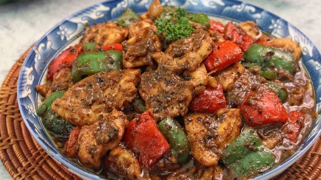 Yummy! Makan Malam dengan Ayam Paprika Lada Hitam, Rasa Pedas Manisnya Bikin Merem Melek!
