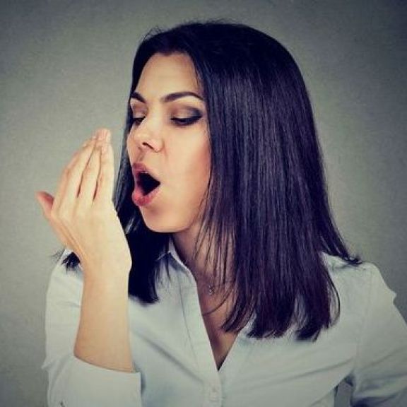 6 Kebiasaan yang Wajib Beauty Terapkan Biar Gak Bau Mulut, Salah Satunya Kunyah Permen Karet