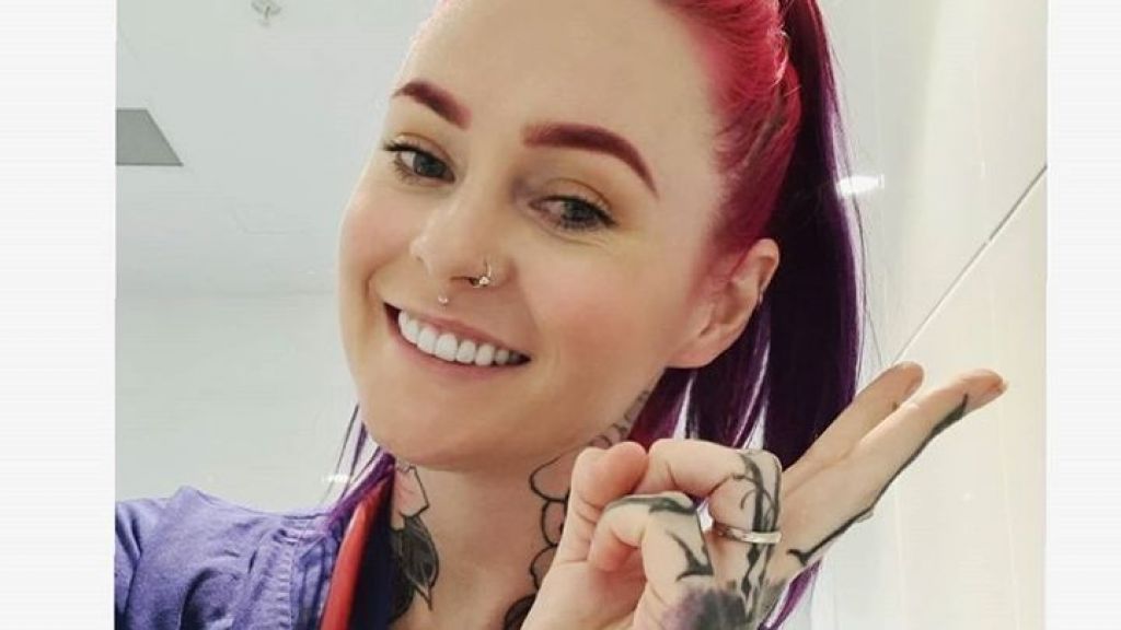 Pernah Diusir Lantaran Tubuh Penuh Tato, Dokter Cantik Sarah Jane Kini Dipuji Karena Tangani Corona