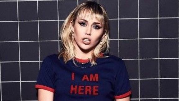 Memperingati Perayaan 4/20, Miley Cyrus Enggak Hisap Ganja. Warganet: Kamu Hamil?