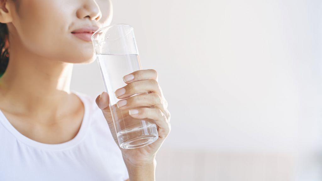 Banyak yang Tak Suka karena Hambar, Ternyata Minum Air Putih Punya 7 Manfaat untuk Tubuh, Apa Saja ya Moms?