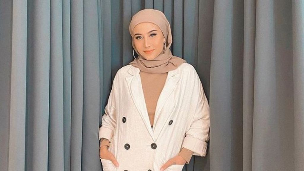 Cantiknya Awkarin dengan Balutan Hijab di Bulan Ramadan, Yuk Intip Potretnya yang Bikin Adem!