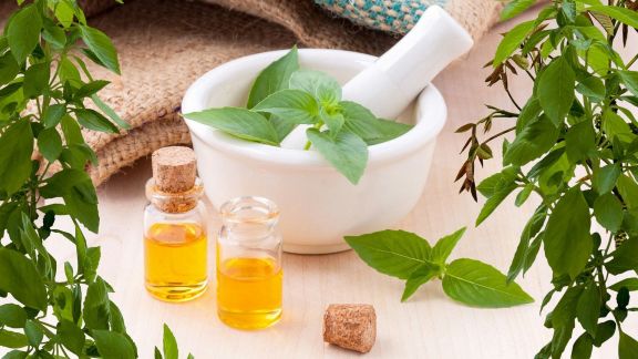 Jangan Salah, Begini Cara Pemakaian Tea Tree Oil untuk Mengatasi Kulit Berjerawat