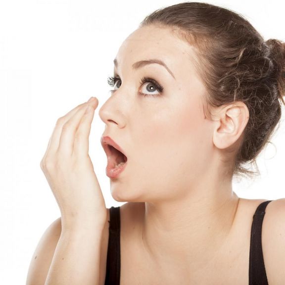 Jangan Panik, Bau Mulut Karena Gigi Berlubang Ternyata Bisa Hilang dengan Cara Ini Lho!